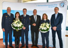 Minister Thomas Fichtner mit Ehefrau Nachfolgern Tanja Bergmann mit Blumenstrauß bei Verabschiedung Amtswechsel