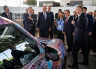 Delegation mit Innenminister Joachim Herrmann und dem chinesischen Premierminister Li Qiang und weiteren bei der Besichtigung der BMW Welt