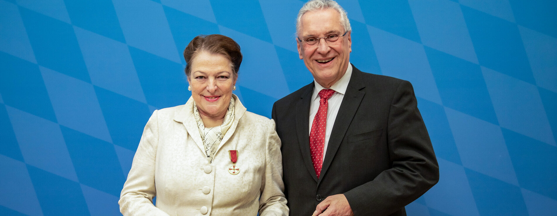 Innenminister Joachim Herrmann neben Dr. Christine Gräfin Esterházy von Galántha mit Bundesverdienstmedaille