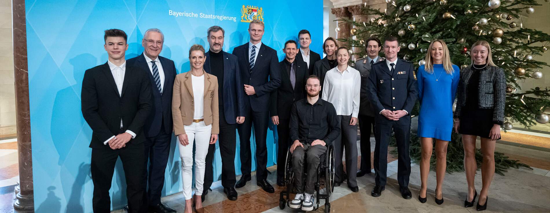 Auf dem Bild sind Ministerpräsident Dr. Markus Söder und Innen- und Sportminister Joachim Herrmann mit den bayerischen Medaillengewinnerinnen und -gewinnern der Olympischen und Paralympischen Spiele 2024.