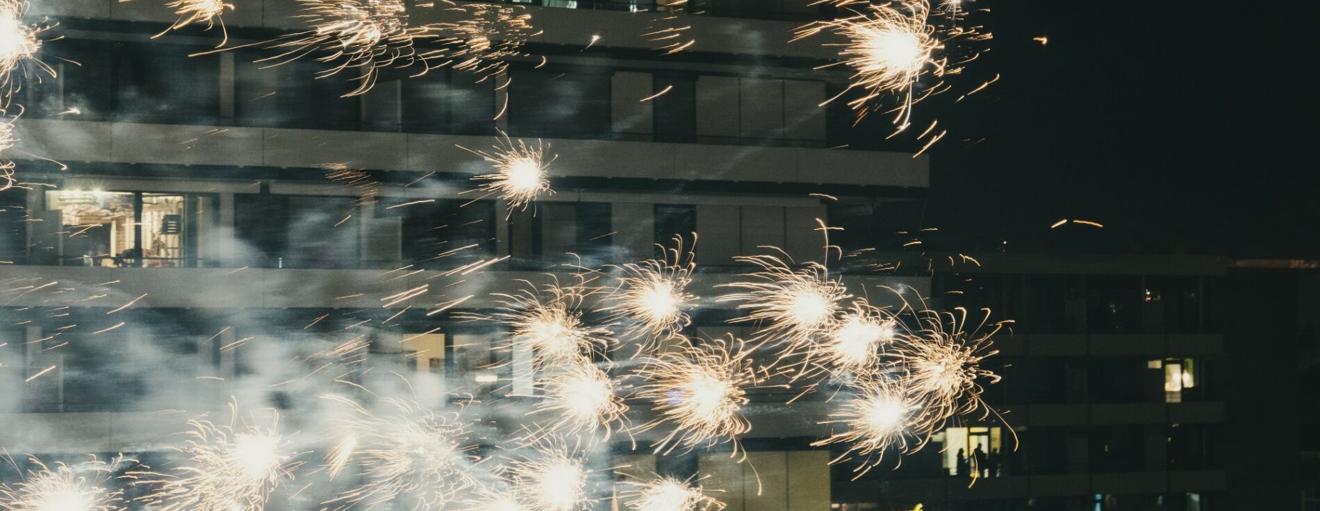 Feuerwerkskörper vor Wohngebäude