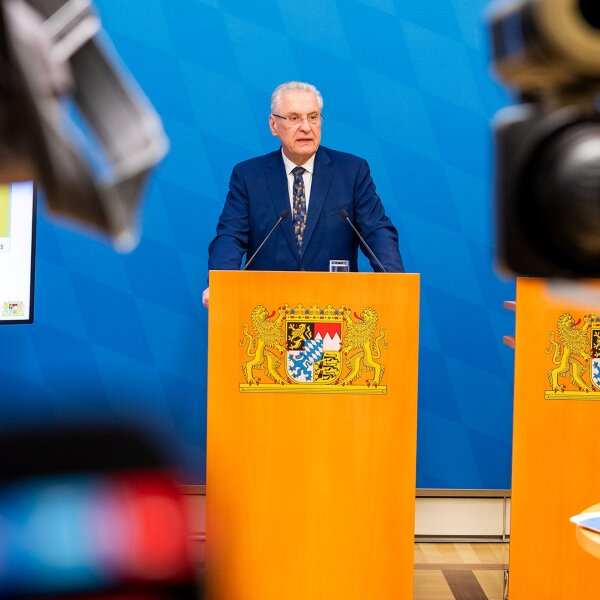 Herrmann am Rednerpult bei Pressekonferenz