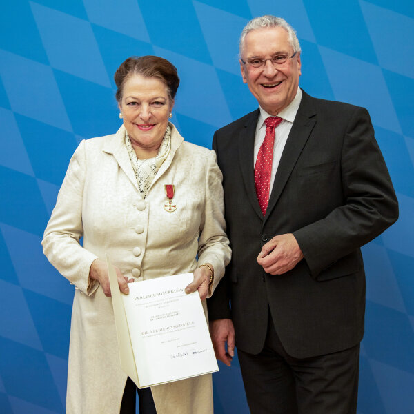 Innenminister Joachim Herrmann neben Dr. Christine Gräfin Esterházy von Galántha mit Bundesverdienstmedaille