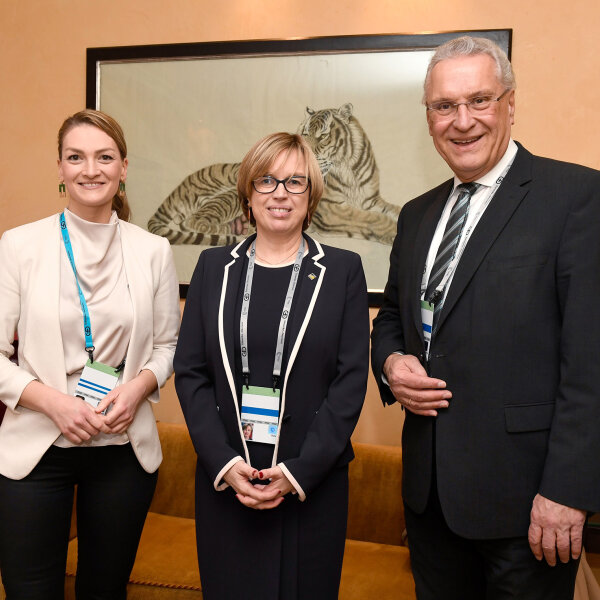 Innenminister Joachim Herrmann im Gespräch mit der Europol-Exekutivdirektorin Catherine de Bolle und Digitalministerin Judith Gerlach.