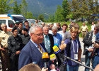Innenminister Joachim Herrmann hat in Garmisch-Partenkirchen die Einsatzkräfte von Polizei, Feuerwehr, Rettungsdienst und Katastrophenschutz besucht.