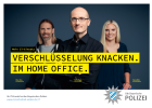 Plakat der IT-Werbekampagne der Bayerischen Polizei: Drei IT-Spezialisten der Polizei. "Mein IT-Einsatz: Verschlüsselung knacken. Im Home Office."