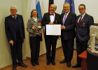Innenminister Joachim Herrmann hat das Verdienstkreuz am Bande an Professor Dr. Eberhard Grein und Bernhard Winter überreicht.