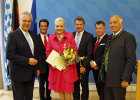 Innenminister Joachim Herrmann hat das Ehrenzeichen in Gold für 40-jährige Dienstzeit beim Bayerischen Roten Kreuz an Gabriele Bauer ...