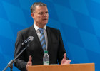 Der Münchner Polizeipräsident Thomas Hampel bei seiner Rede hinter dem Rednerpult.
