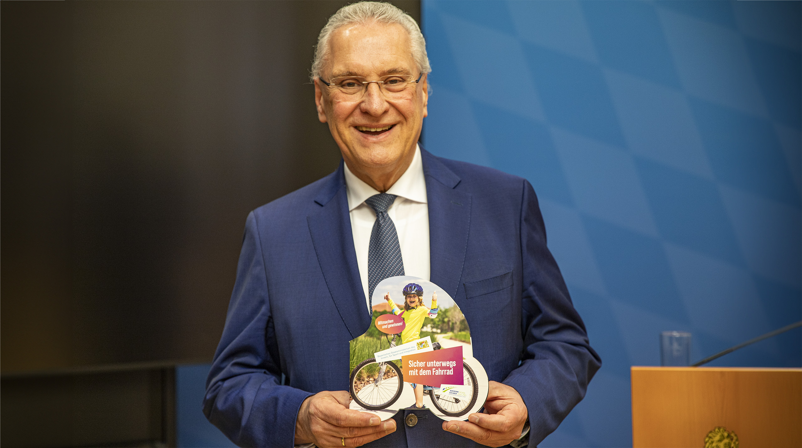 Innenminister Joachim Herrmann präsentiert die aktuelle Gewinnspiel-Broschüre unter dem Motto "Sicher unterwegs mit dem Fahrrad"
