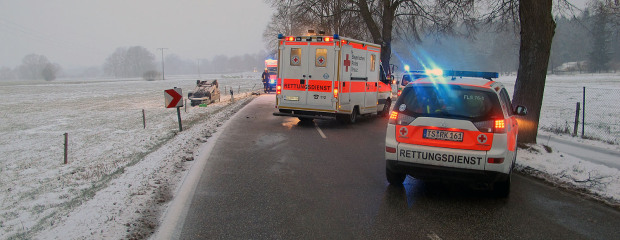 Rettungsdiensteinsatz nach einem Verkehrsunfall bei Schnee