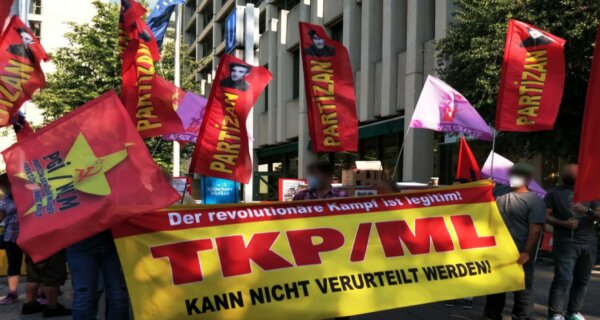 Das Bild zeigt eine Demonstration der TKP / ML-TIKKO vor Oberlandesgericht München